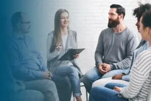 psychotherapist talking to group of five patients